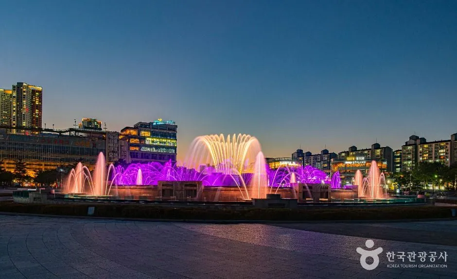 해질녘 보라색 조명을 받은 노래하는분수대