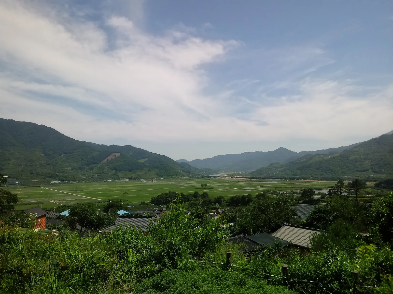 산 중턱에서 내려다본 평사리 들판과 섬진강, 마을 전경