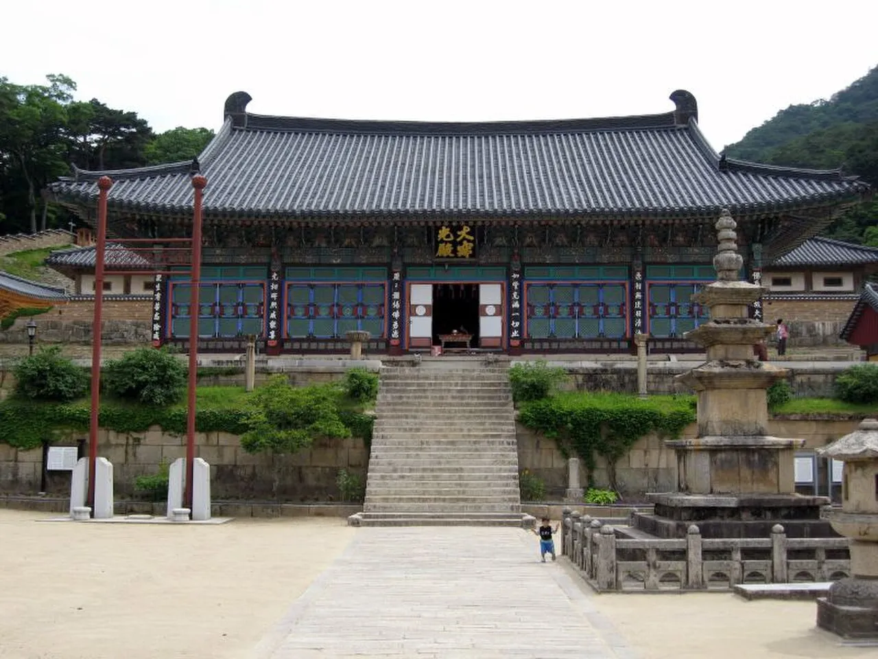 넓은 마당의 오층석탑과 석등 너머로 보이는 해인사 대적광전 정면
