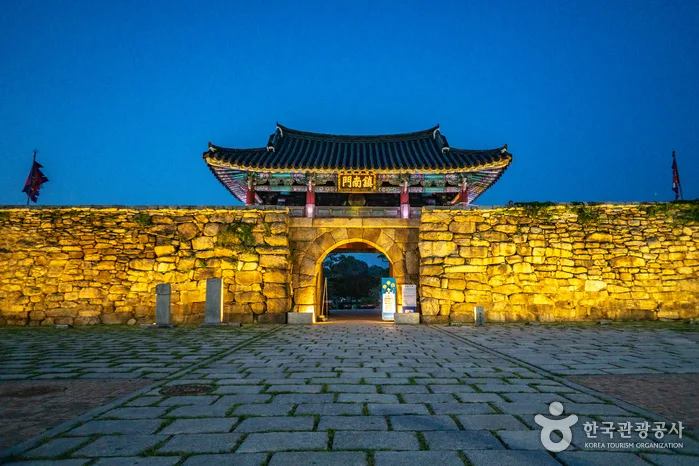 노란 조명이 켜진 해미읍성 성문의 해질녘 모습
