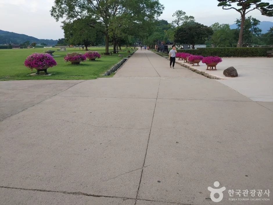 해미읍성 안쪽의 넓은 보행로와 잔디마당
