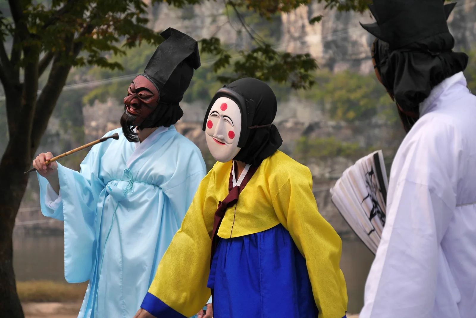하회별신굿탈놀이 공연 장면, 양반탈과 각시탈을 쓴 배우들