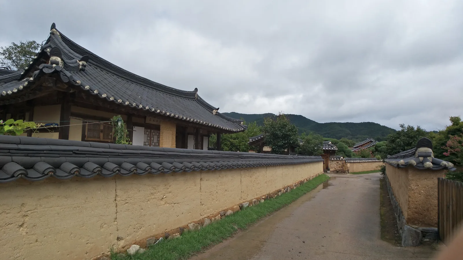 흙돌담을 따라 이어진 하회마을 골목길