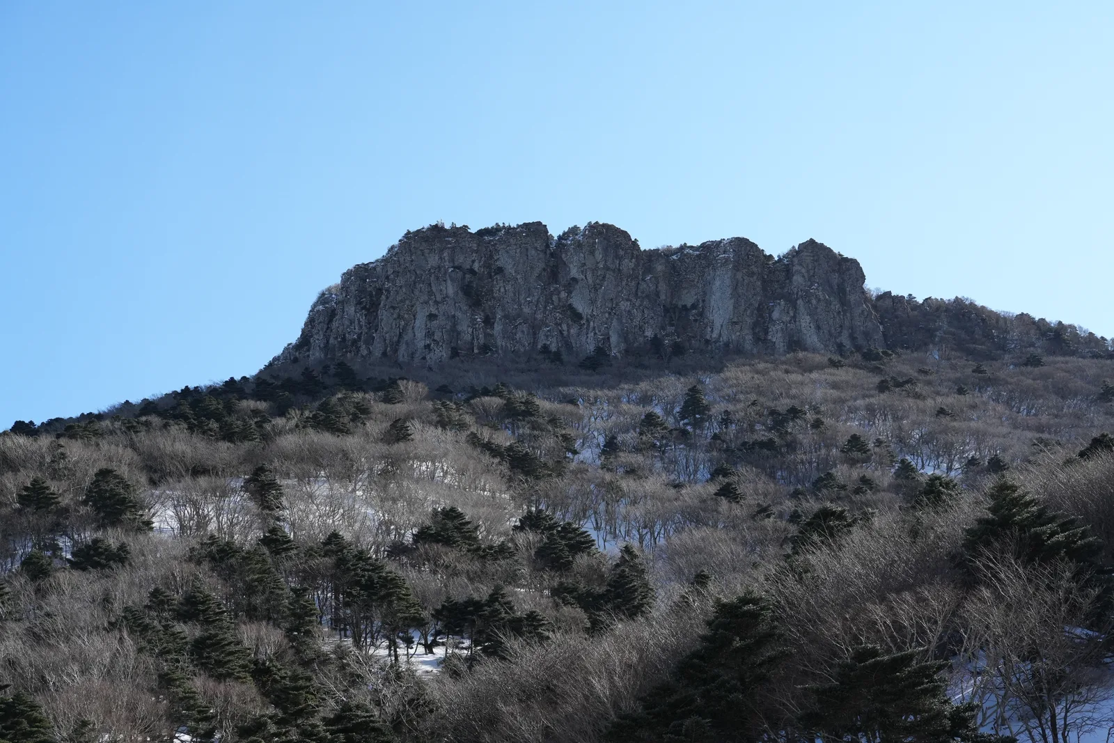 한라산 관음사 코스 삼각봉 위쪽에 솟은 왕관봉 암봉