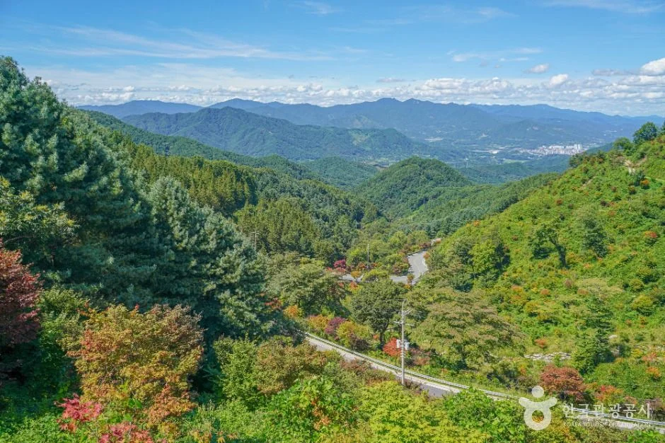 지리산조망공원 전망대와 능선