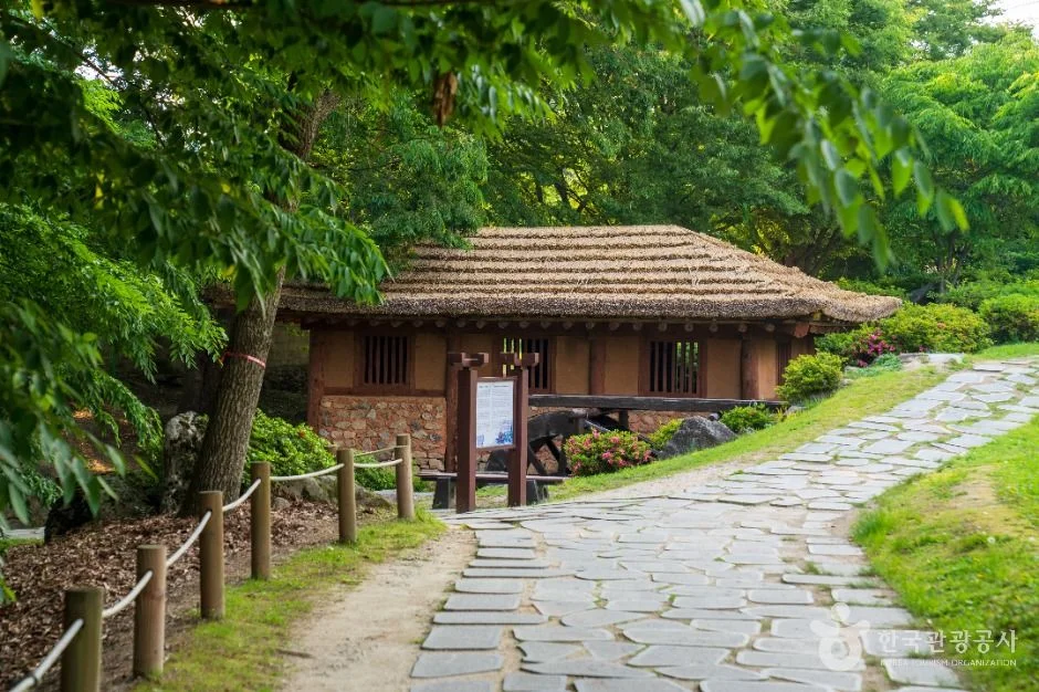 상림공원 초가 건물과 돌길