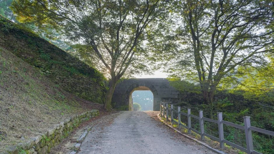 안성 죽주산성의 성벽 아래 터널 문과 자갈길