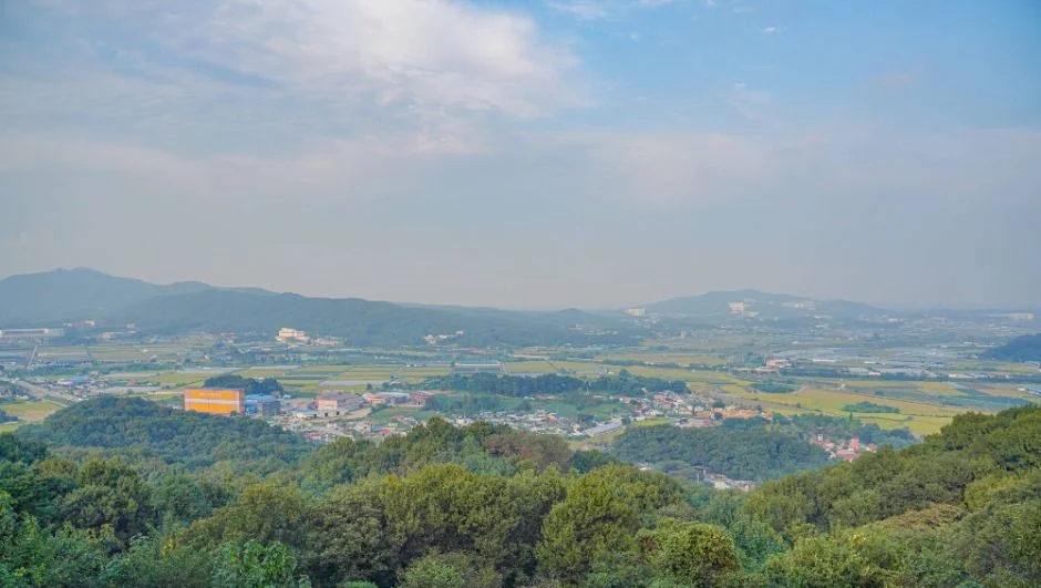 산성 위에서 내려다본 안성 들판과 마을 전경