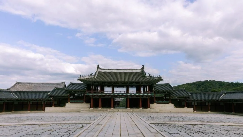 넓은 박석 마당 너머로 보이는 궁궐 정전 세트