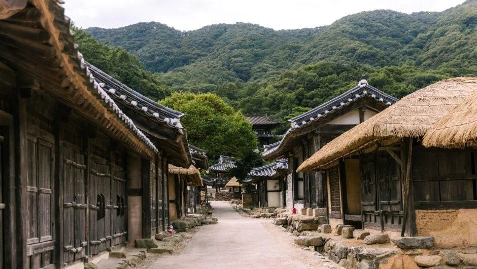 초가와 기와집이 이어진 흙길 마을 세트