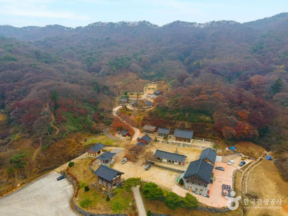 단풍이 든 산자락 아래 자리한 사찰 전경