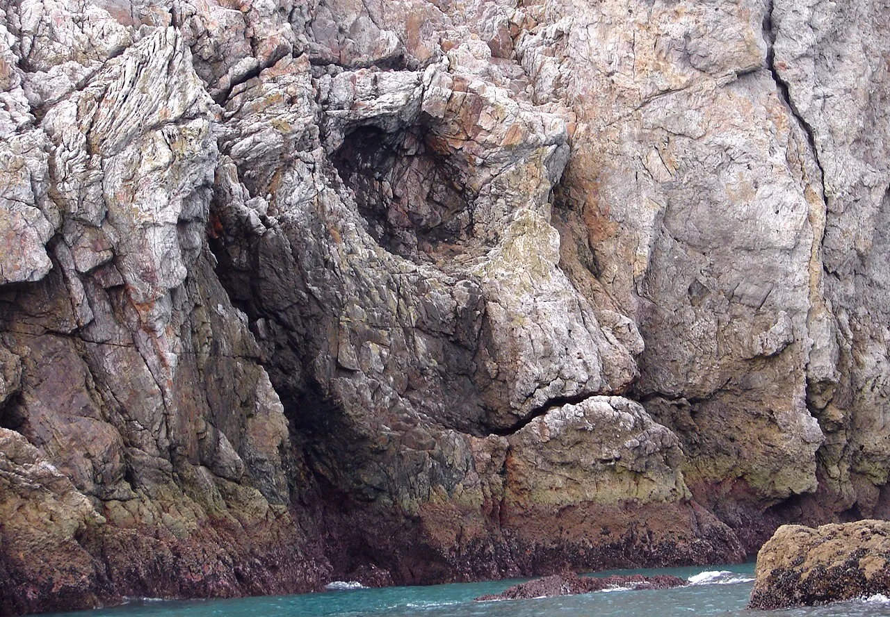 흑산도 해안의 침식 기암절벽 클로즈업