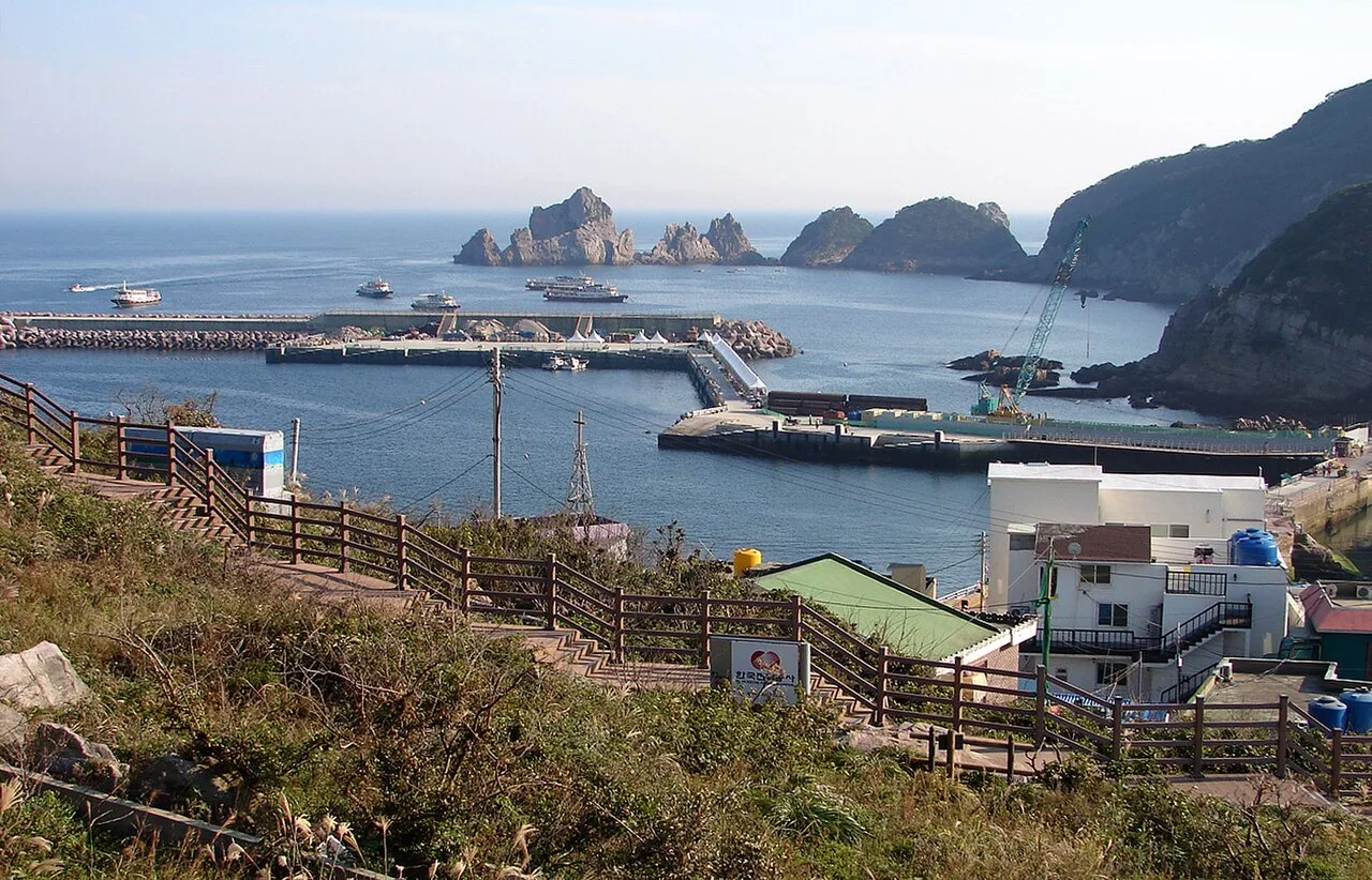 홍도항 전경, 정박한 여객선·유람선과 멀리 보이는 바위섬들