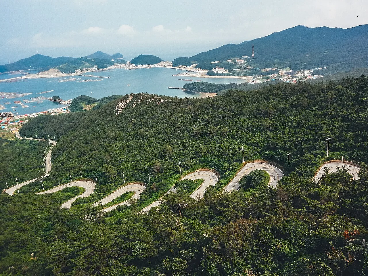상라산전망대로 오르는 흑산도 12굽이길 고갯길 항공뷰, 아래로 예리항이 보인다