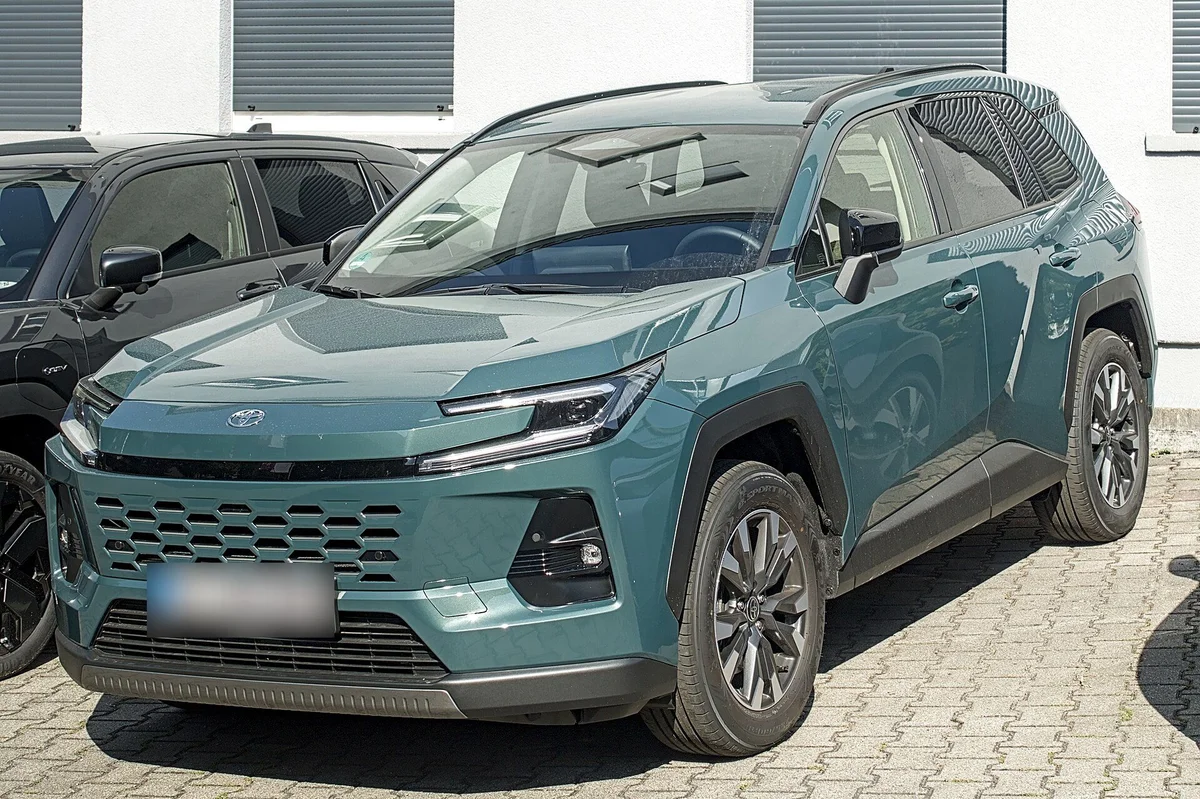 청록색 신형 토요타 RAV4 하이브리드의 전면 측면