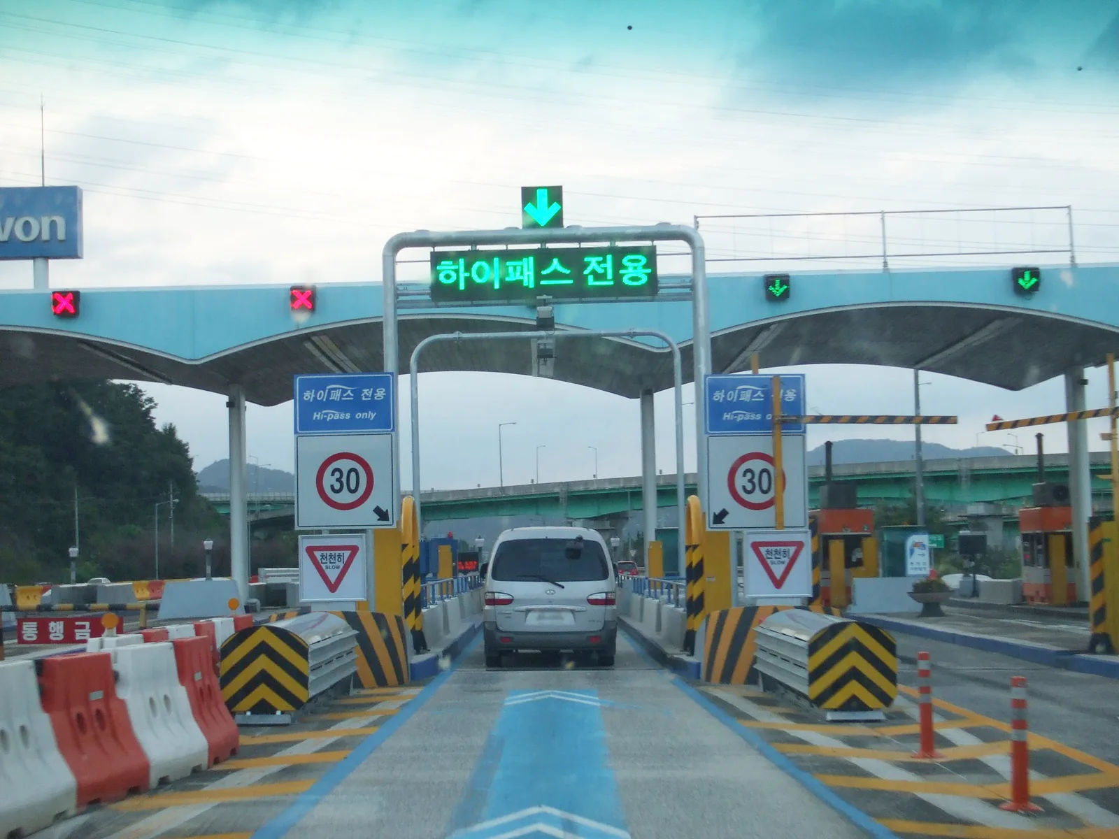 하이패스 전용 차로 게이트 상단에 설치된 통신 안테나(RSE)와 통과 중인 차량