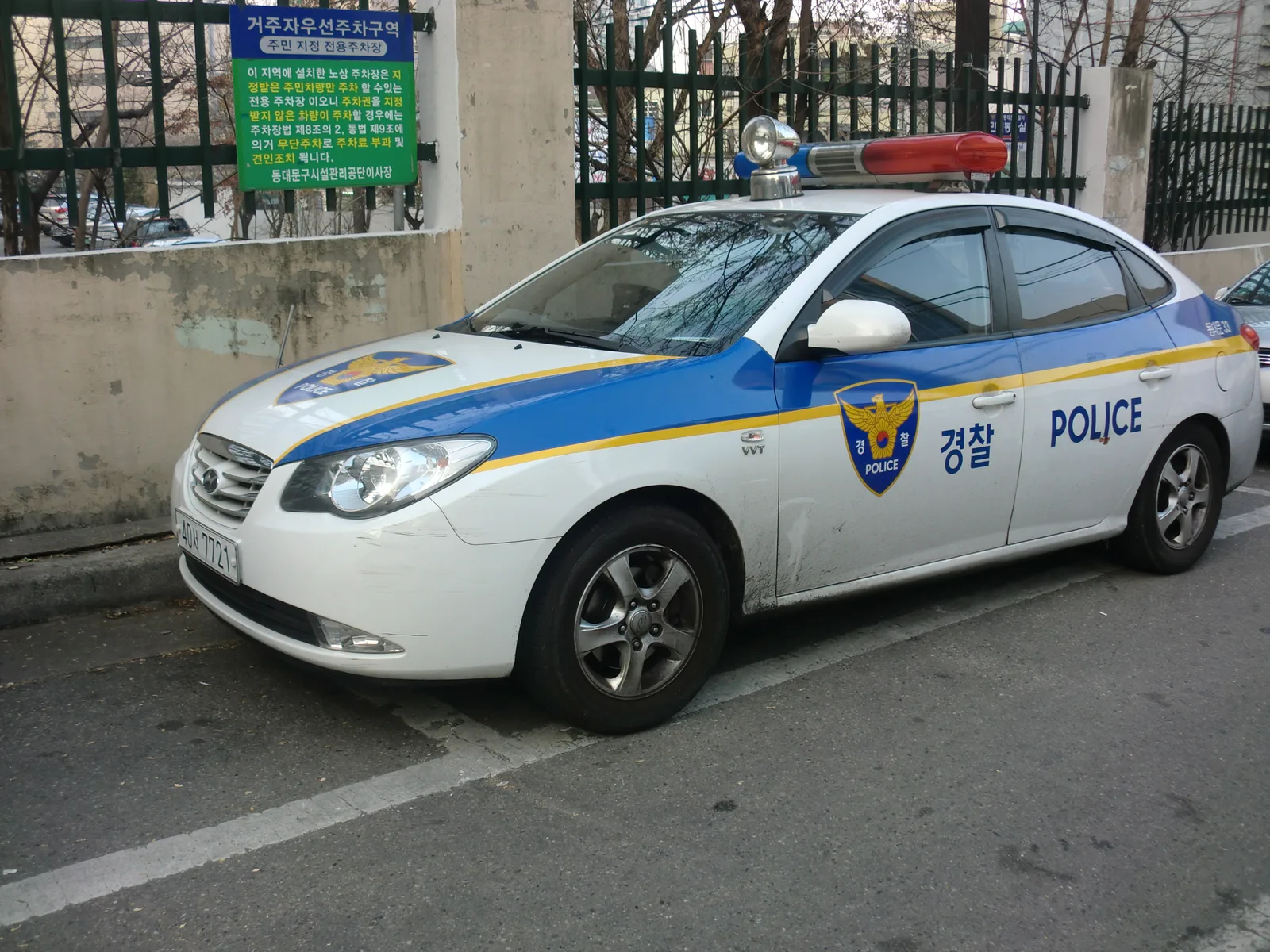 경찰 마크와 POLICE 문구가 있는 한국 경찰 순찰차