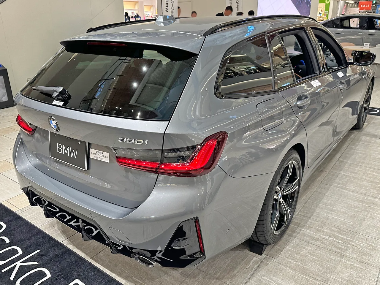 은색 BMW 3시리즈 투어링 M 스포츠(G21)의 후측면, 전시장에 세워진 모습