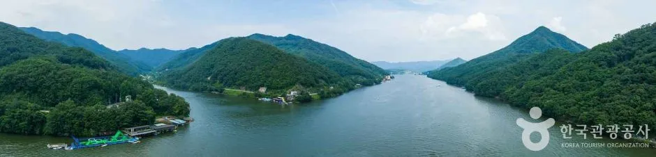 산 사이로 길게 이어진 청평호 수면을 항공에서 본 풍경