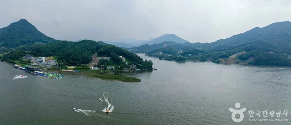 산자락이 튀어나온 곳 주변 청평호 수면과 수상레저 보트