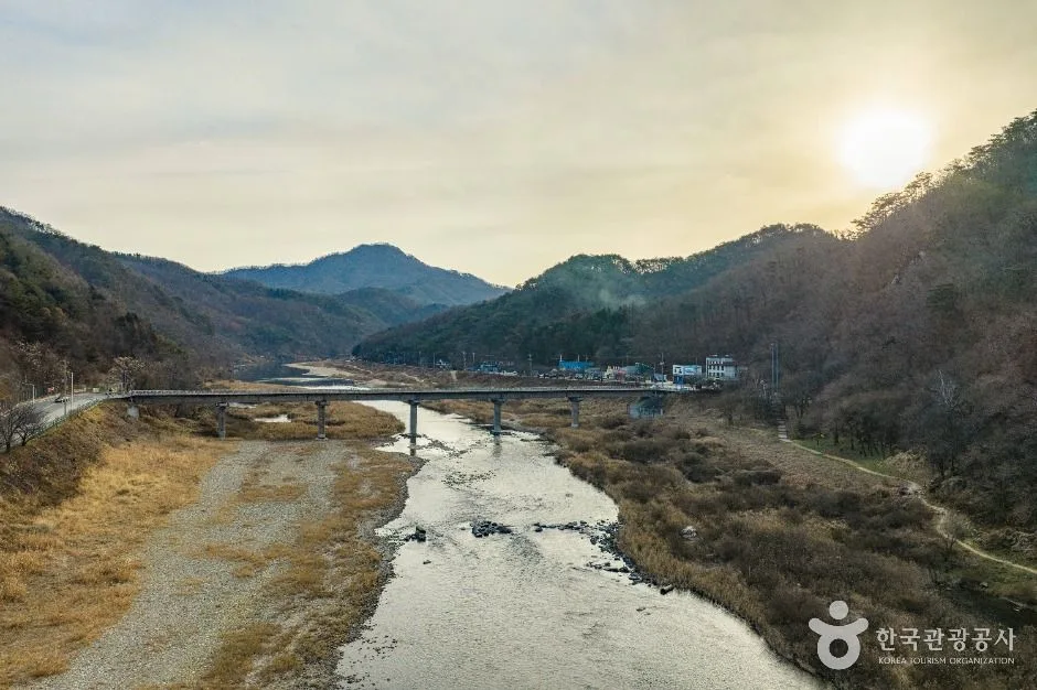 "강물에 비친 단풍이 산불처럼 붉다"… 강원 최고의 가을 드라이브, 홍천강변에 숨어 있었다