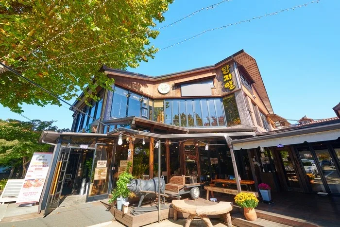 홍천 화로구이촌의 대표 격인 양지말화로구이 식당 외관