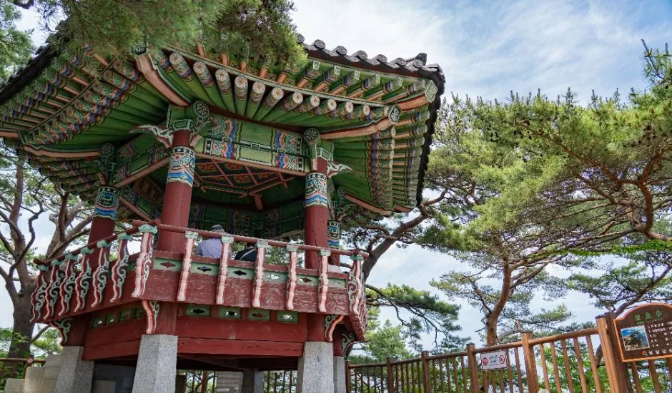 붉은색과 초록색 단청이 있는 하조대 정자