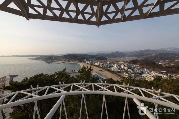 죽도 전망대에서 내려다본 해안과 마을