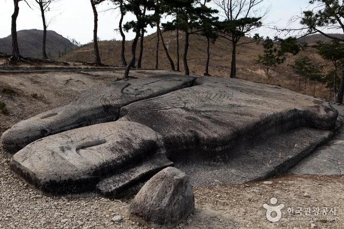바닥 바위에 새겨진 운주사 불상
