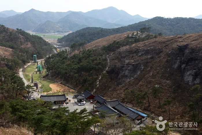 골짜기를 따라 늘어선 운주사 일대를 높은 곳에서 내려다본 모습