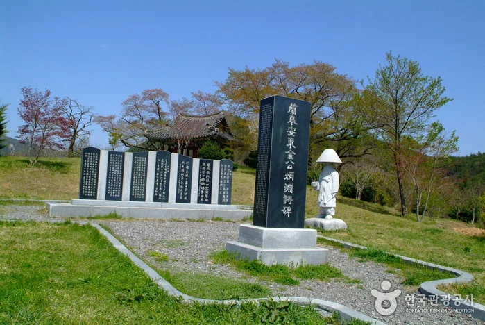 비석군과 동상, 뒤로 보이는 정자