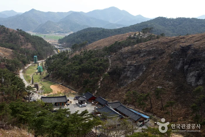 산자락 골짜기를 따라 사찰 건물이 이어진 운주사 일대를 높은 곳에서 본 모습