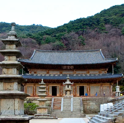 화엄사 각황전과 앞뜰의 석탑, 계단 아래에서 올려다본 모습