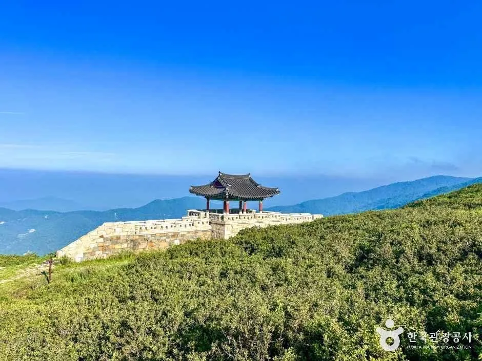 황매산성 정상부 전망 정자 실제 현장 사진