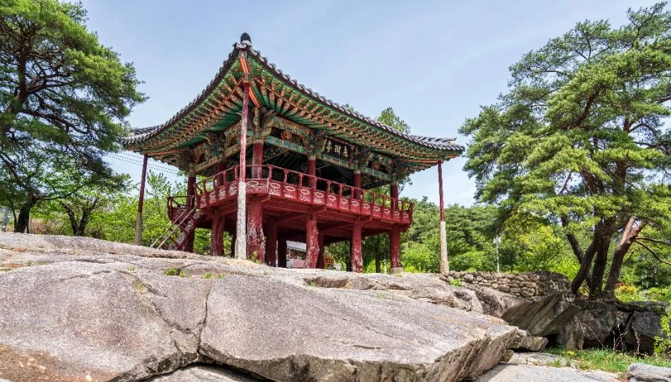 붉은 기둥에 2층 구조의 동호정 정면