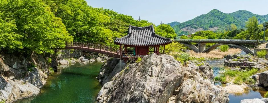 계곡 암반 위에 자리한 거연정과 이어진 다리