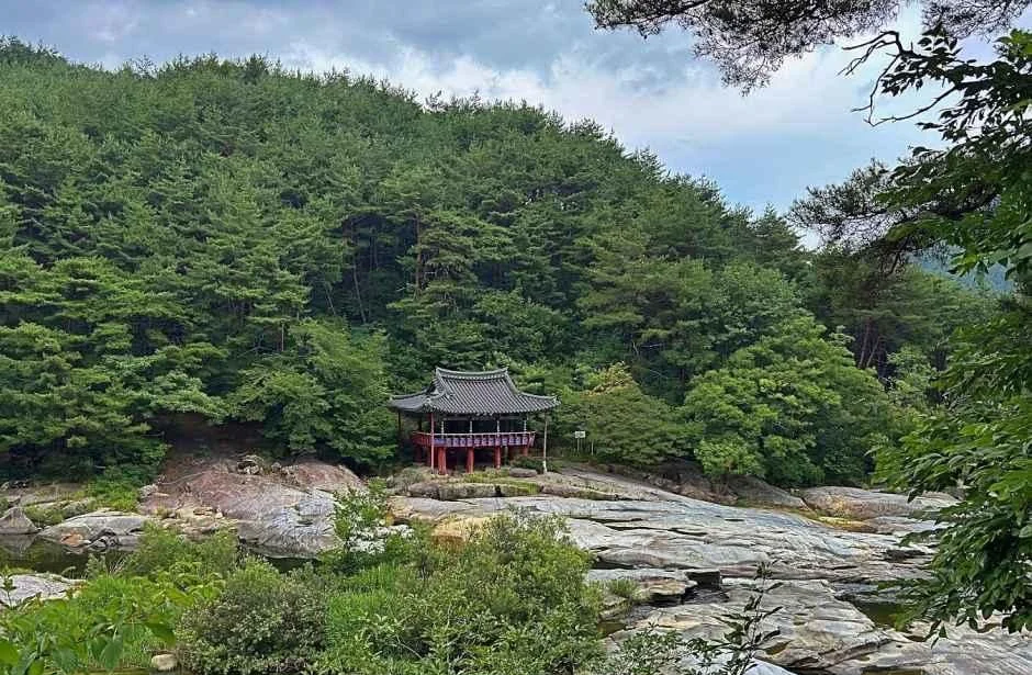 바위 계곡 한쪽에 멀리 보이는 농월정