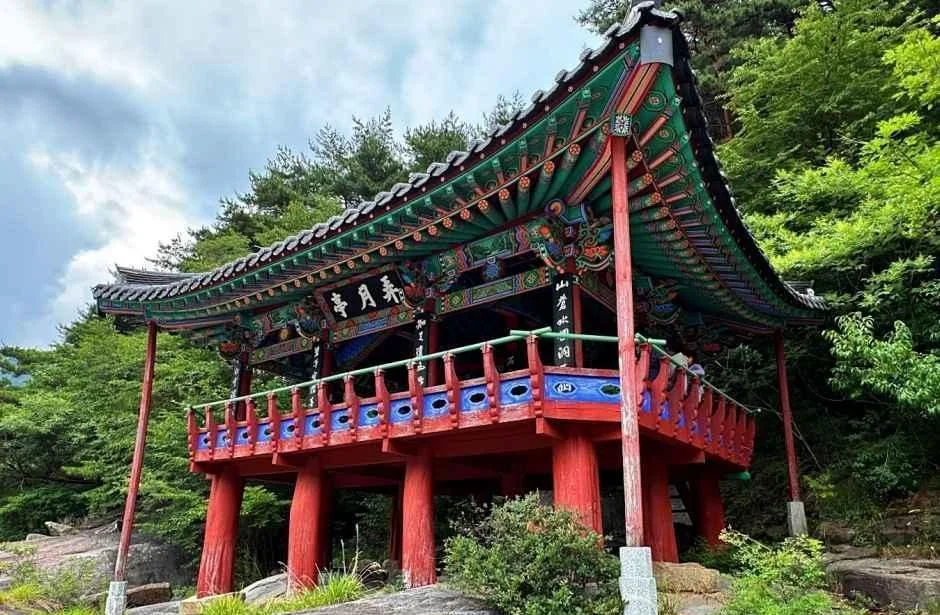 붉은 기둥과 단청이 화려한 농월정 누각