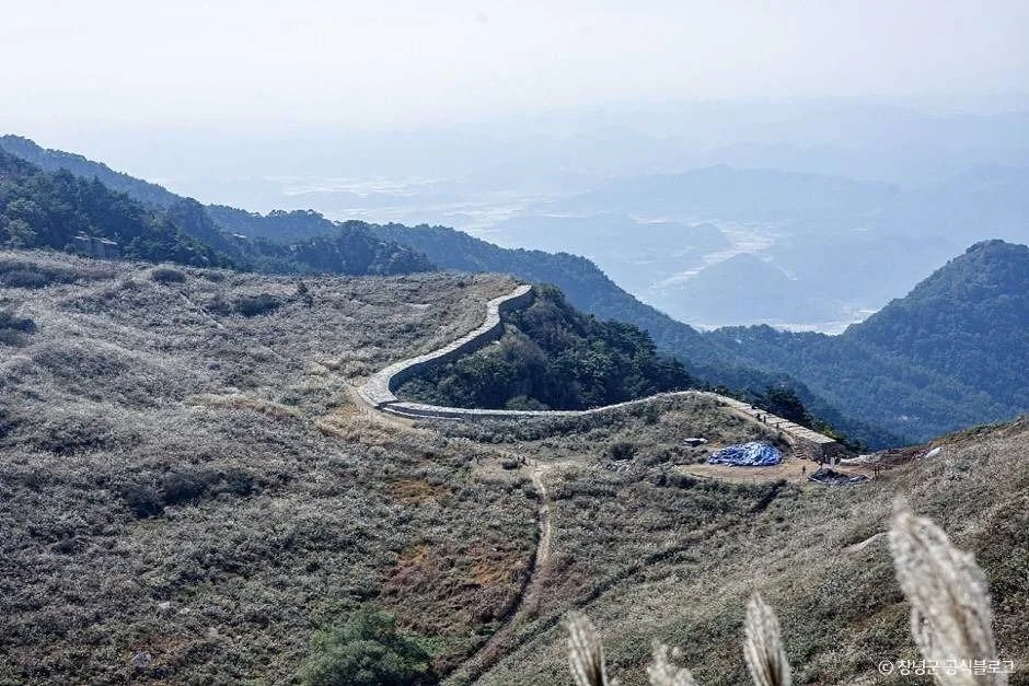 화왕산 정상부 성곽과 억새 평원을 내려다본 전경