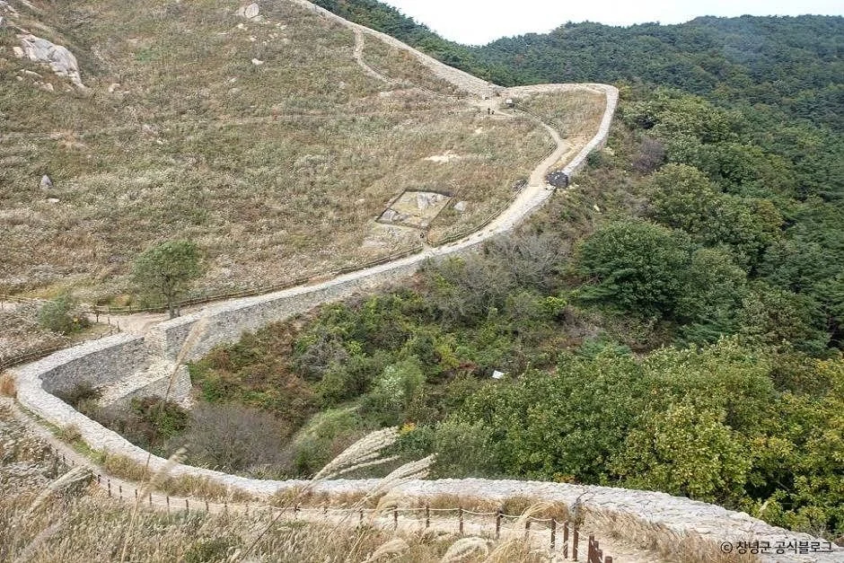 화왕산 정상부 성곽과 억새 평원으로 이어진 길
