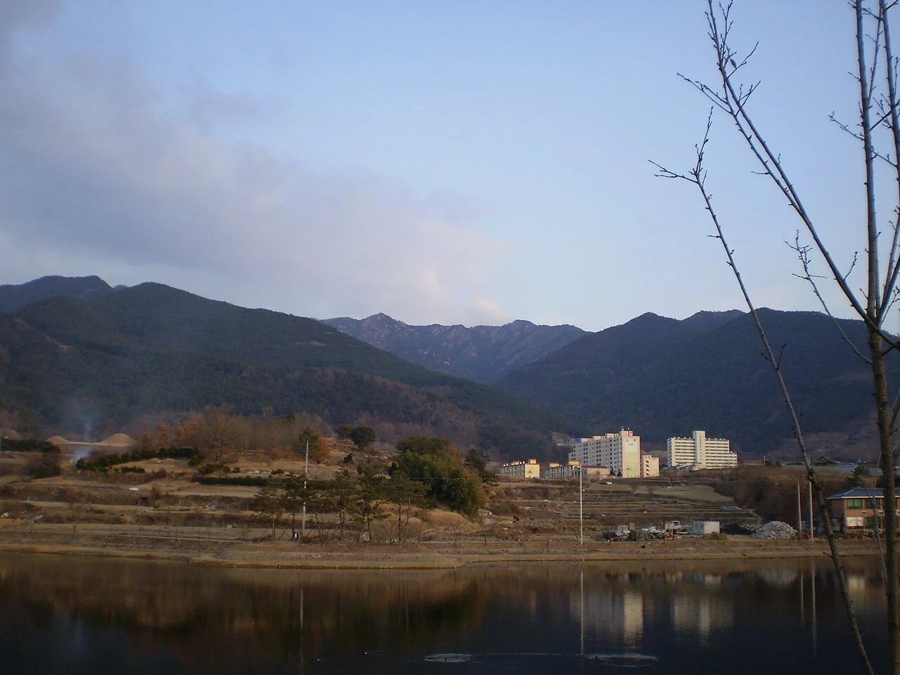 창녕 시가지 너머로 보이는 화왕산 능선
