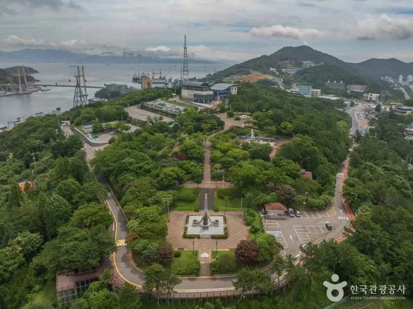 숲과 광장이 보이는 돌산공원을 위에서 내려다본 항공 사진