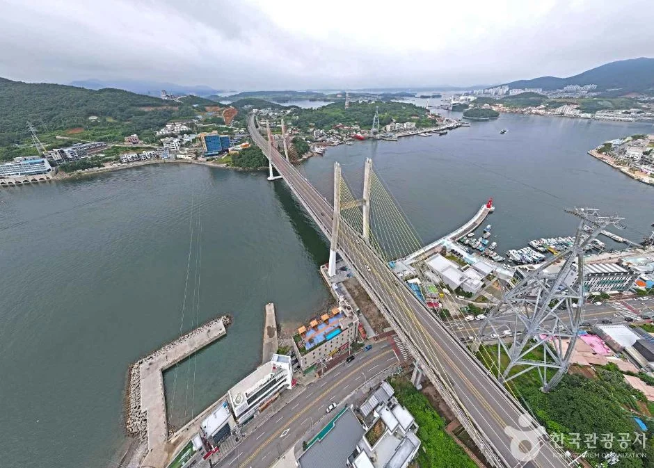 거북선대교와 해상 케이블카가 보이는 돌산 입구를 위에서 내려다본 항공 사진