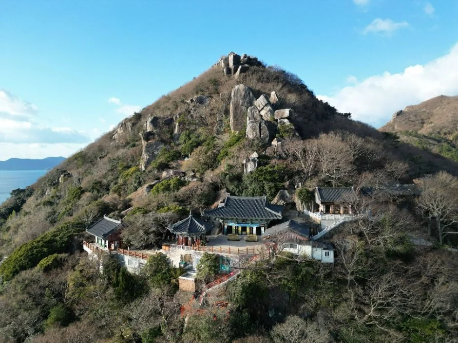 금오산 능선 아래 산비탈에 전각이 자리한 향일암 전경