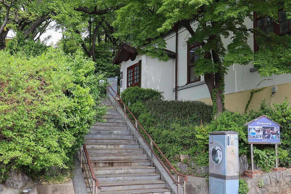 신록 사이 계단 위에 자리한 제물포구락부 외관