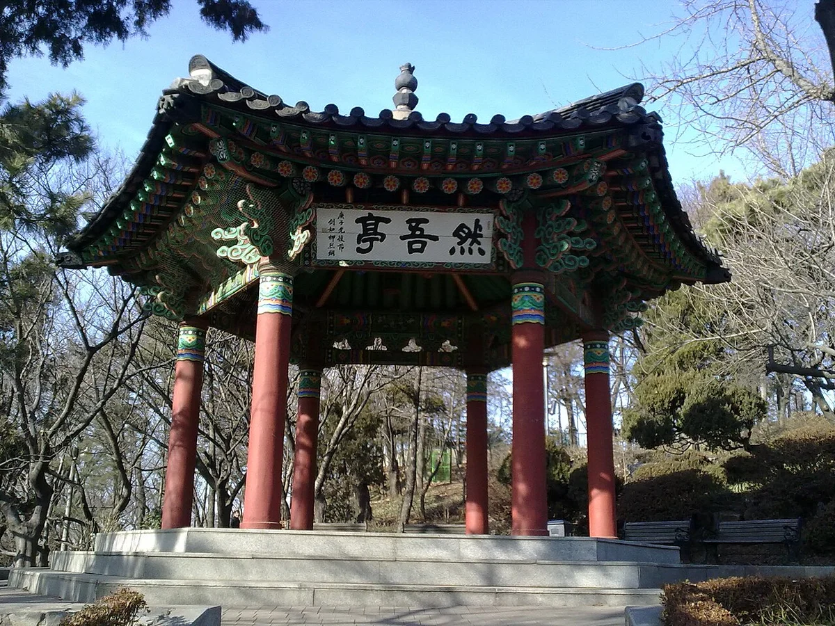 잎이 진 나무 사이의 자유공원 연오정