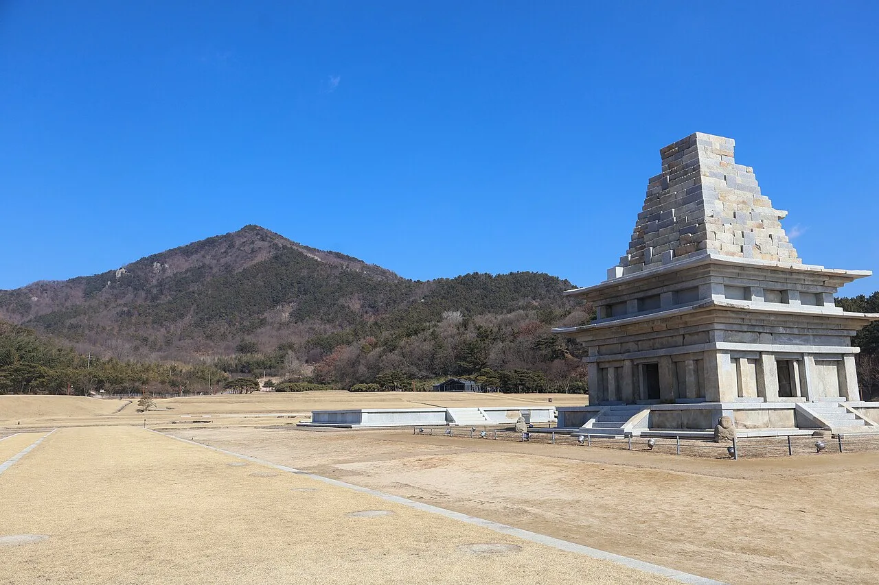맑은 겨울 하늘 아래 미륵사지 석탑과 뒤편 산세가 함께 보이는 낮 풍경