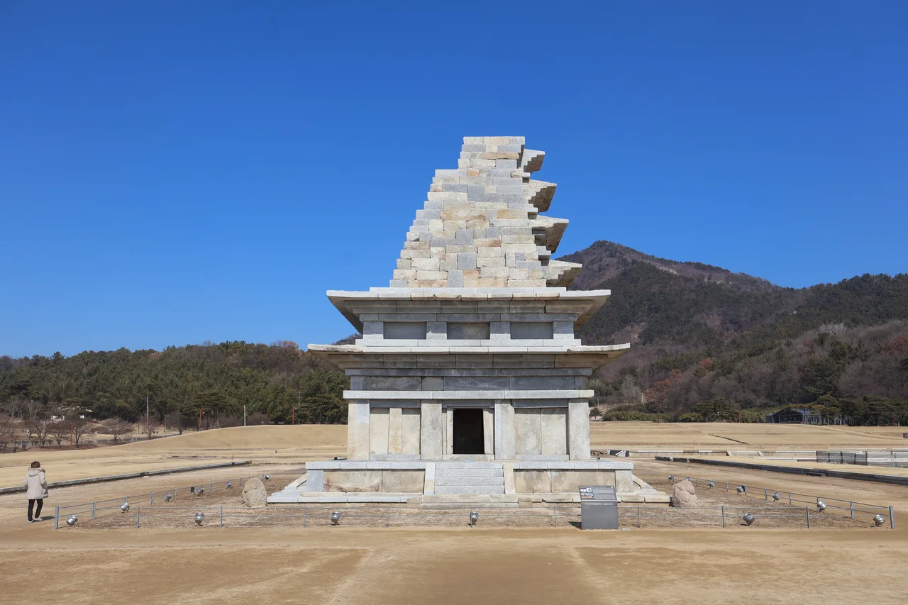 미륵사지 서탑을 정면에서 촬영한 사진, 1층 중앙 출입구와 계단, 기단부가 뚜렷하게 보인다