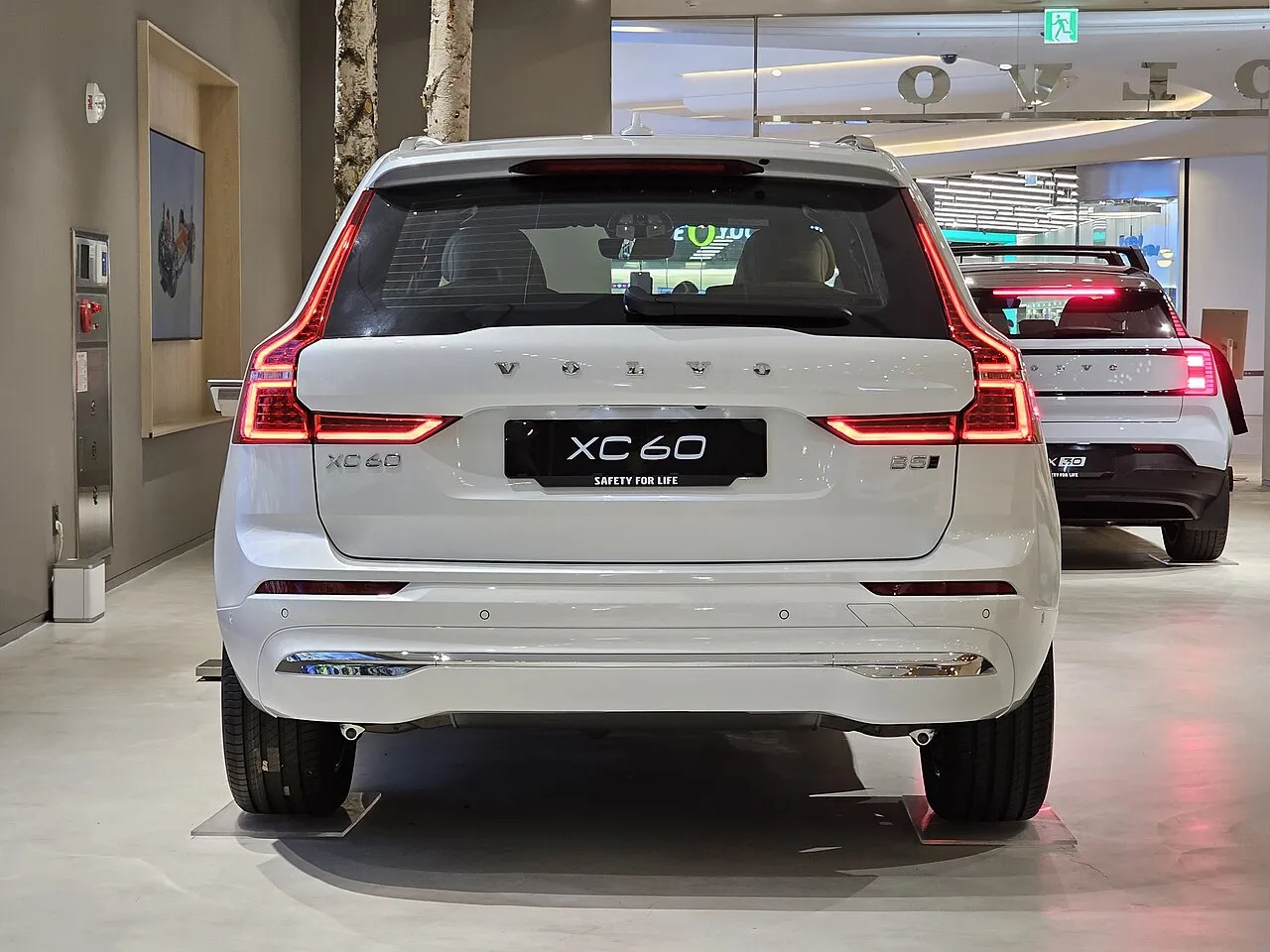 흰색 볼보 XC60 B5의 뒷모습