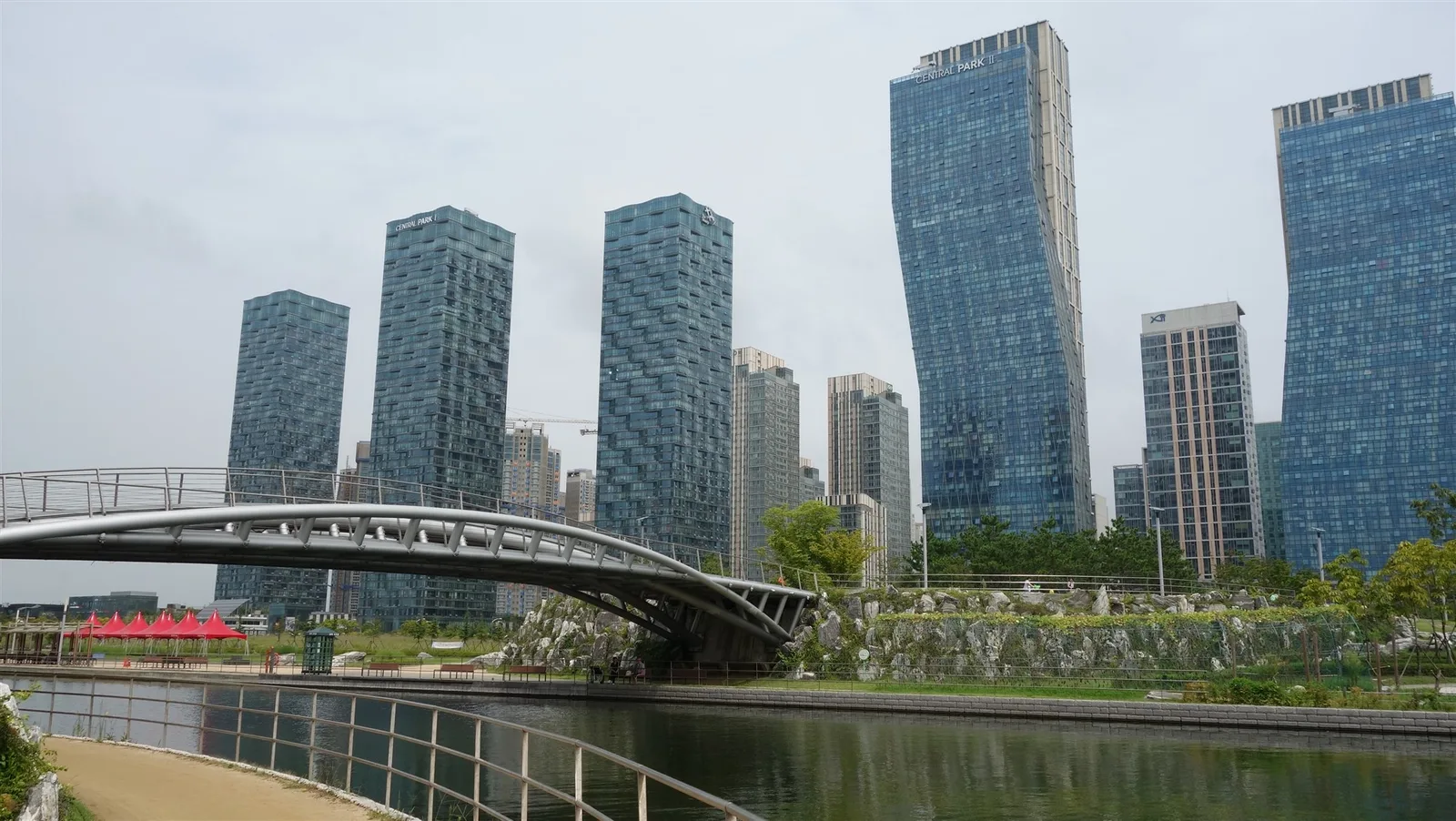 송도센트럴파크 보행교 너머로 보이는 송도 아파트 단지와 오피스 빌딩들